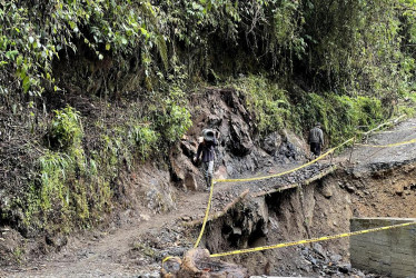 Vía que comunica a Marulanda con Manzanares, en el sector de la quebrada Nápoles.