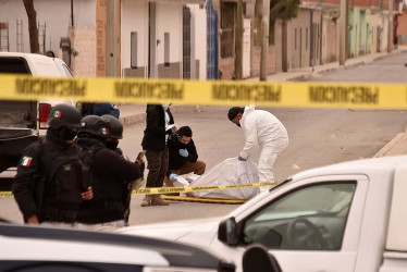 Peritos forenses realizan el levantamiento de varios cuerpos en México. 