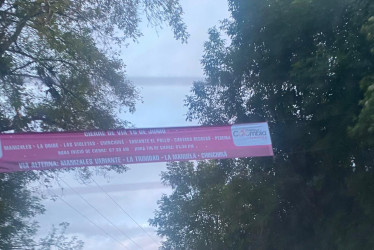 Parte de la molestia de los comerciantes tiene que ver con los pasacalles ubicados en la vía anunciando el evento.