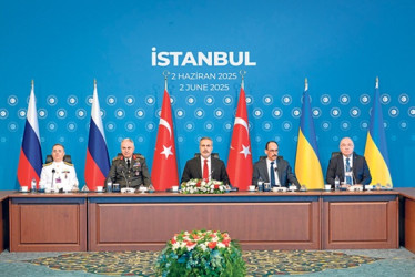 Foto | EFE | LA PATRIA El Ministerio de Asuntos Exteriores de Turquía muestra al ministro de Asuntos Exteriores turco, Hakan Fidan (C), presidiendo la segunda ronda de conversaciones de paz entre Ucrania y Rusia, en Estambul.