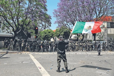 Foto | EFE | LA PATRIA La bandera mexicana, símbolo de las protestas en Los Ángeles que molesta a la Casa Blanca.