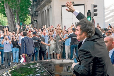 El presidente de Argentina, Javier Milei, a su salida del acto de la asociación El Club de los Viernes en el que ha sido galardonado con un premio, ayer en Madrid.