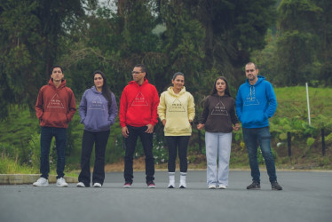 Emprenden un día a la vez: vender buzos y mostrar propósitos de vida ha ayudado al manizaleño Mauricio López, cocreador de Ma-ca Tienda de Ropa, a sobrellevar la depresión y la ansiedad. El negocio crece de la mano de su pareja, Catalina Gelacio. Su mantra es "un día a la vez".