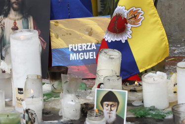 Un altar en honor al senador Miguel Uribe, este miércoles en la Fundación Santa Fe de Bogotá.