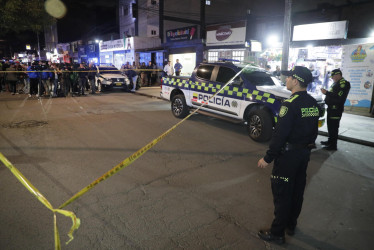ntegrantes de la Policía Nacional de Colombia custodiaron la zona dónde fue herido el senador colombiano Miguel Uribe Turbay, uno de los aspirantes presidenciales del partido Centro Democrático, el sábado en Bogotá (Colombia)