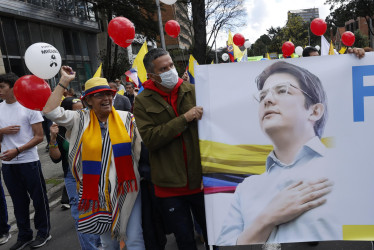 Los colombianos han salido a las calles para manifestarse por el atentado contra Miguel Uribe Turbay.