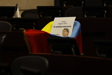 Foto | EFE | LA PATRIA La curúl del senador Miguel Uribe Turbay en el Capitolio permanece cubierta con la bandera de Colombia.
