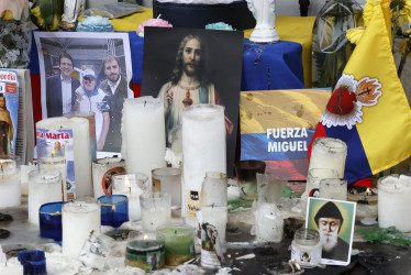 Fotografía de un altar en honor al senador Miguel Uribe, este miércoles en la Fundación Santa Fe de Bogotá (Colombia). 