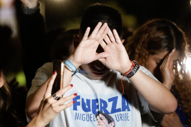 Una persona reza por la salud del senador y precandidato presidencial colombiano Miguel Uribe Turbay este lunes, en la Fundación Santa Fe de Bogotá (Colombia).