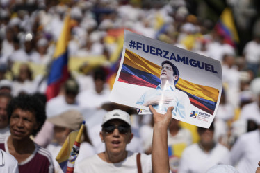 Los colombianos han mostrado su apoyo a Miguel Uribe Turbay con carteles, banderas y marchas.