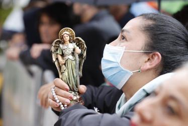 Una mujer reza por la salud del senador Miguel Uribe este martes, frente a la Clínica Fundación Santa Fe de Bogotá (Colombia).