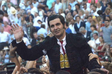 A hombros salió el torero andaluz Morante de la Puebla, primera vez que lo conseguía en la más importante plaza del mundo taurino.