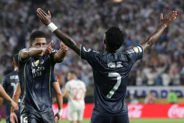 Vinicius Jr. (d) y Jude Bellingham del Real Madrid celebran un gol este jueves, en un partido de la fase de grupos del Mundial de Clubes entre Salzburgo y Real Madrid, en el estadio Lincoln Financial Field en Filadelfia (Estados Unidos).