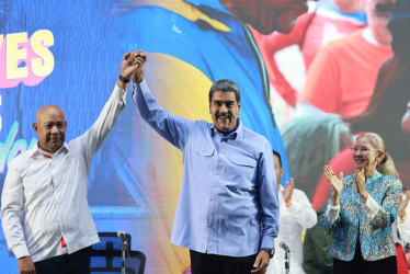 Fotografía cedida por el Palacio de Miraflores donde se observa a Nicolás Maduro (c) en un acto de proclamación del nuevo gobernador del estado Lara, Luis Reyes Reyes (i) este lunes, en Barquisimeto (Venezuela).