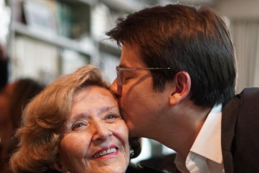 "El alma de esta familia ahora lucha desde otra habitación. Miguel, nuestro guerrero, salió de cirugía con éxito gracias a Dios, pero lamentablemente nuestra adorada Nydia Quintero ha sido internada por una afección respiratoria. Confiamos en el poder de Dios. Él tiene el control", escribió María Camila Uribe en su cuenta de X.