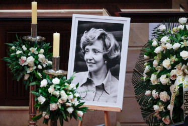 Fotografía de una imagen de la ex primera dama de Colombia Nydia Quintero, abuela del senador y precandiato presidencial Miguel Uribe Turbay, este lunes, en el Capitolio Nacional de Colombia en Bogotá (Colombia)