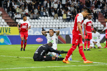 Hernán Darío Herrera, director técnico del Once Caldas, lamenta la derrota 1-2 ante Santa Fe en Manizales. Reconoce fallos tácticos y físicos del equipo.