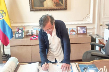 Foto | Presidencia de Colombia | LA PATRIA Gustavo Petro firmó el miércoles el decreto para convocar a una consulta popular sobre su reforma laboral el 7 de agosto.