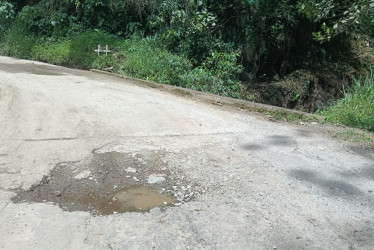 Puente chiquito fue construido en una curva. No cuenta con barandas ni algún muro de contención. En ese tramo tampoco hay señalización que advierta sobre el peligro para quienes transitan por ese sitio.
