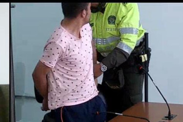  Le orinaba la ropa y le mostró sus partes íntimas. Además, quiso robarle el celular.