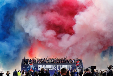 50.000 espectadores, enardecidos por los haces luminosos, las llamaradas de fuego y los espectáculos pirotécnicos recibieron al PSG en Francia