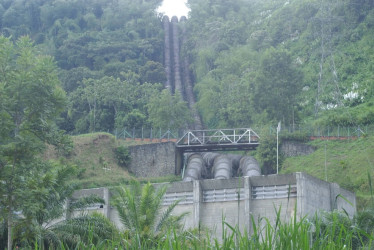 Tubos que conducen el agua para la producción de energía en el embalse La Esmeralda de Chinchiná.