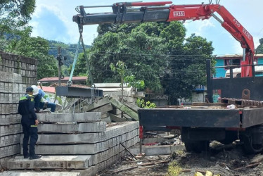 Con maquinaria pesada hacen el retiro de los polines y chatarra del tren de espacio deportivo de Arauca (Palestina).