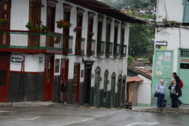 Los balcones en madera, así como las tejas en barro hacen parte de la arquitectura de este municipio que integra la Red de Pueblos Patrimonio de Colombia.