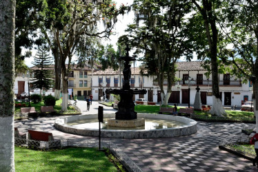 El parque de Salamina, epicentro del bicentenario, conserva la armonía entre historia, arquitectura y vida cotidiana.