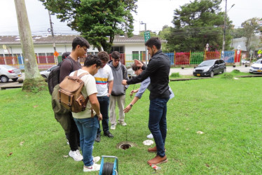 Estudiantes y visitantes recorren el circuito de monitoreo ambiental instalado por la Universidad Nacional en la Semana Ambiental.