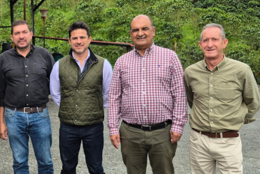 Fabio Aristizábal, Ingeniero encargado de la obra por parte de UNITRANS; Daniel Higueras, CEO de Smartsolar; Jorge Amido Castaño, Gerente y Gilberto Valencia, Presidente del Consejo de Administración.