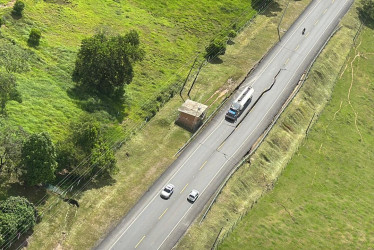 Así quedó la vía hacia Paratebueno (Cundinamarca), en el corregimiento de Santa Cecilia, tras el sismo de magnitud 6.5 que tuvo epicentro allí este domingo. 