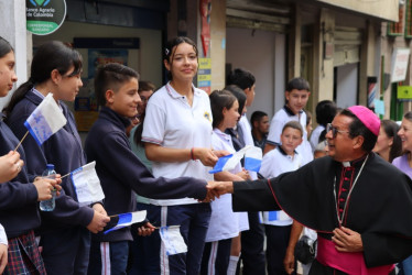 Monseñor Hency Martínez Vargas fue recibido por las autoridades locales, grupos religiosos, bandas musicales e instituciones educativas de Pensilvania en un recorrido entre La Bogotana y el templo parroquial.