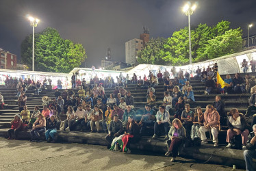 Comerciantes informales de Manizales se reúnen en el parque Ernesto Gutiérrez. Denuncian presuntos "atropellos" de funcionarios de la Secretaría del Interior.