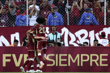 Con un autogol de Héctor Cuéllas y otro tanto de Salomón Rondón, Venezuela venció 2-0 a Bolivia en el Monumental de Maturín.