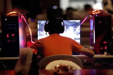 El hombre, que se encuentra en prisión provisional desde su arresto en 2021, habría presuntamente contactado con al menos 26 niños a través del videojuego