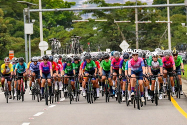 121 corredoras participan en la décima edición de la Vuelta a Colombia Femenina, la carrera para damas élites y Sub-23 más importante del calendario colombiano.