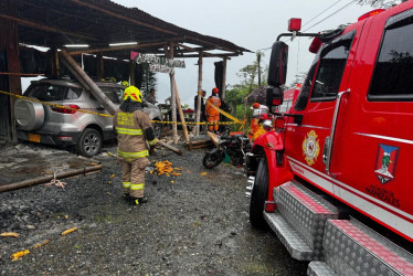  Así quedó este domingo la camioneta tras chocar contra el asadero La Matraca, en la antigua vía Manizales - Chinchiná.