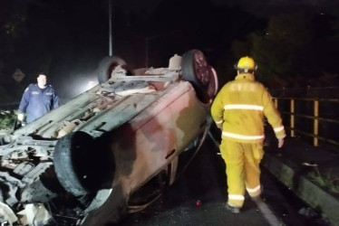 Los ocupantes del carro volcado sufrieron lesiones leves y no requirieron de traslado.