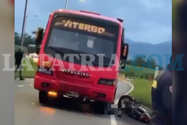 La víctima quedó debajo del vehículo de transporte público y murió de manera instantánea.
