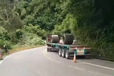El occiso viajaba como polizón y la carga terminó encima de él.