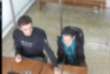 Nieto y abuela acudieron juntos a la audiencia.