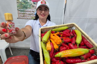 Ají La María nació en Samaná (Caldas) y es un negocio que Isabel Cristina emprende con su padre. 