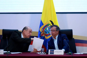 El presidente de Colombia, Gustavo Petro (d), y su exministro de Relaciones Exteriores, Álvaro Leyva, en una fotografía de archivo. EFE/ José Jácome