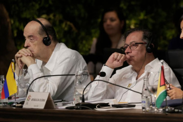 El presidente de Colombia, Gustavo Petro (d), y el excanciller Álvaro Leyva (i). EFE/ Antonio Lacerda
