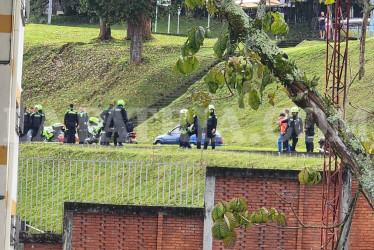 Dos personas resultaron heridas en un cruce de disparos en Villa Carmenza.