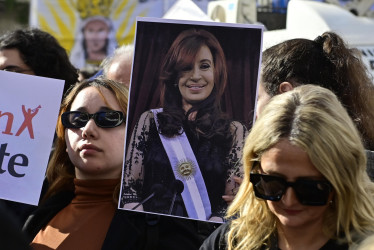 Manifestantes sostienen una imagen de la expresidenta argentina Cristina Fernández (2007-2015) durante una manifestación este miércoles, en la Plaza de Mayo en Buenos Aires