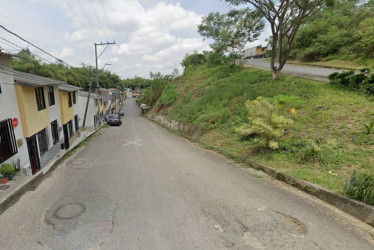 Deiver Geovanny Salazar Tamayo era conocido como alias Salas y lo encontraron en zona boscosa del barrio Primavera Asul con 9 disparos. 