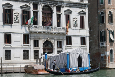 El fundador de Amazon y su futura esposa recorrieron el Gran Canal a bordo de una lancha hasta llegar al embarcadero del lujoso hotel Aman