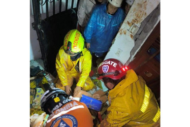 El Cuerpo de Bomberos atendió el hecho y atendió a dos de los ocho habitantes de la vivienda. 